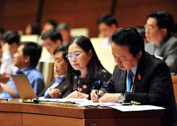 Bộ trưởng Bộ TN&MT Trần Hồng Hà - Đại biểu QH đoàn tỉnh Bà Rịa Vũng Tàu ghi chép lại những ý kiến của các vị Đại biểu phát biểu tại Hội trường. Ảnh: Quốc Khánh.