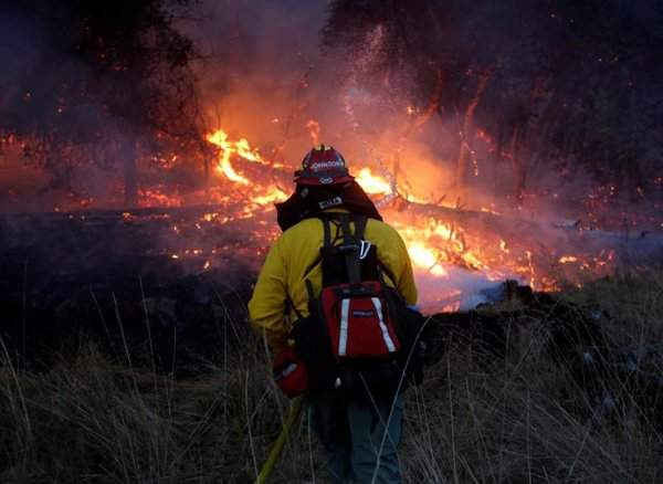 Nhân viên cứu hỏa đang cố gắng dập tắt đám cháy rừng gần Santa Rosa, California, Mỹ vào ngày 14/10/2017. Ảnh: REUTERS / Jim Urquhart