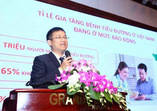 BS. Mai Thanh Việt, Giám đốc Ngành hàng Sữa bột Vinamilk giới thiệu sản phẩm dinh dưỡng cho bệnh nhân đái tháo đường