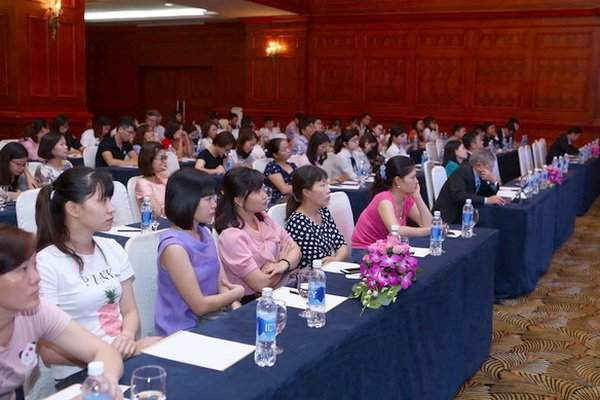 Hội nghị với sự tham dự của hơn 100 bác sĩ và nhân viên y tế tại TP.Hà Nội
