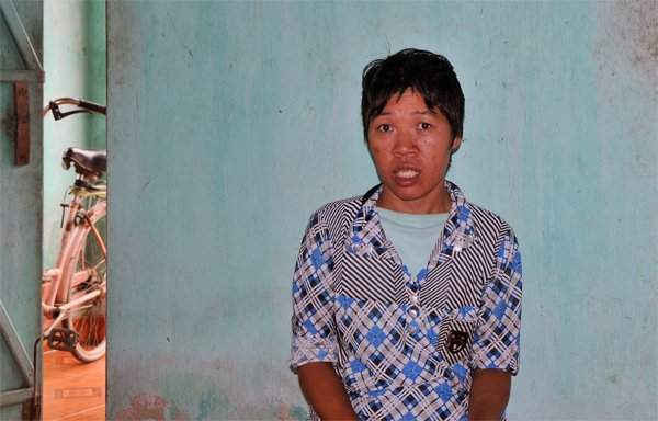 Mai Thị Quyên, sinh năm 1985, nạn nhân chất độc da cam, đang hưởng chế độ mức 2. Cháu bị bệnh thần kinh, động kinh, hay tự ngã, không khôn.