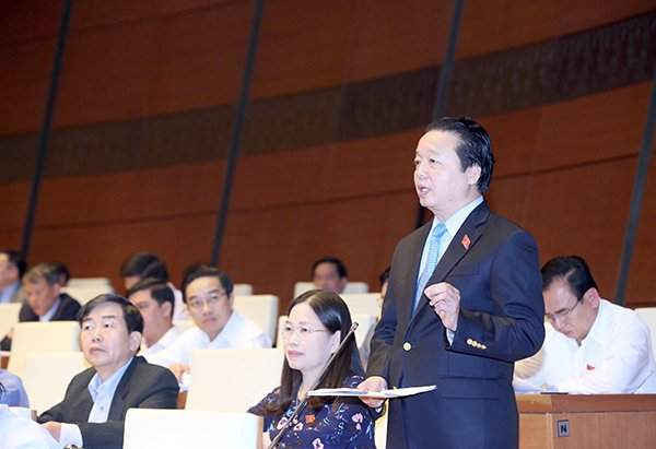 Bộ trưởng Trần Hồng Hà phát biểu giải trình trước Quốc hội chiều 31/10. Ảnh: Quốc Khánh