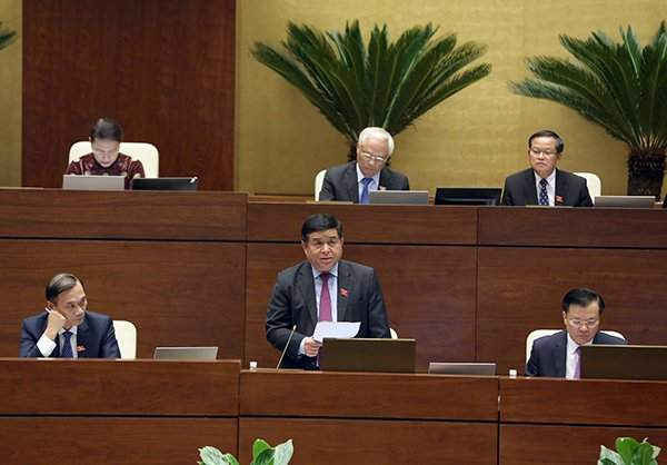 Bộ trưởng Bộ Kế hoạch và Đầu tư Nguyễn Chí Dũng đã phát biểu làm rõ vấn đề Đại biểu Quốc hội và cử tri quan tâm. Ảnh: Quốc Khánh