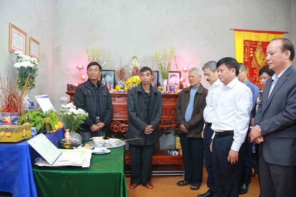 Đại diện lãnh đạo Thông tấn xã Việt Nam, cùng các cơ quan ban ngành tại lễ truy tặng Bằng khen