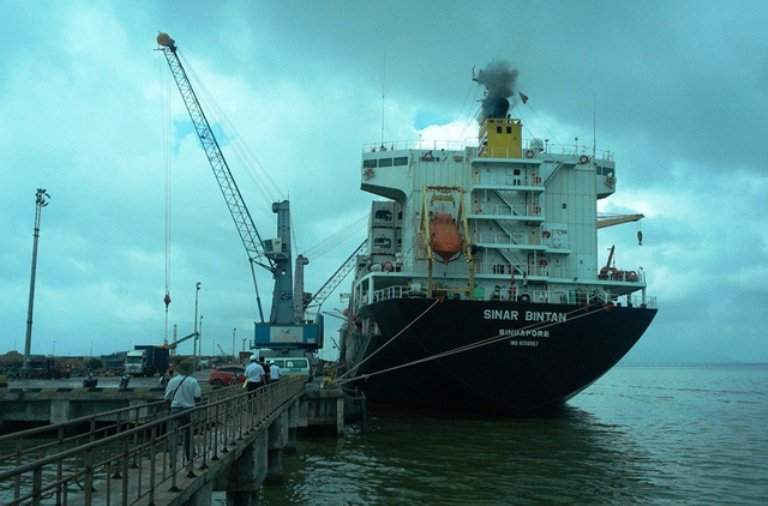 Tàu trọng tải lớn thường hay ra vào cảng Quy Nhơn nên việc nạo vét khơi thông cửa biển là cần thiết