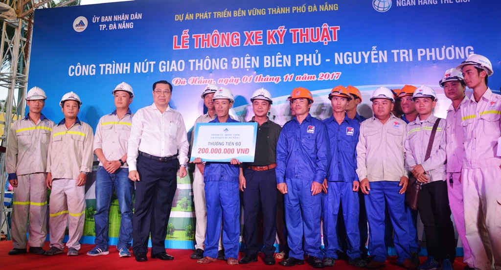 Chủ tịch UBND TP. Đà Nẵng Huỳnh Đức Thơ trao thưởng 200 triệu đồng cho tập thể công nhân trực tiếp thi công công trình