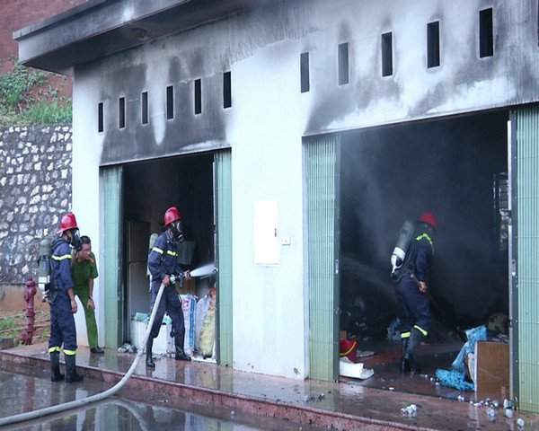 Lực lượng cảnh sát phòng cháy chữa cháy và cứu hộ (Công an tỉnh Lào Cai) đang tổ chức dập lửa đám cháy kho vác xin và vật tư nông nghiệp tỉnh Lào Cai. Ảnh của  Đài PTTH Lào Cai