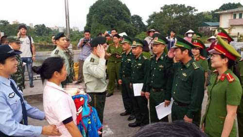 Một em bé Việt Nam bị lừa bán sang Trung Quốc vừa được công an TP. Phòng Thành Cảng (Trung Quốc) phát hiện, trao trả về nước.