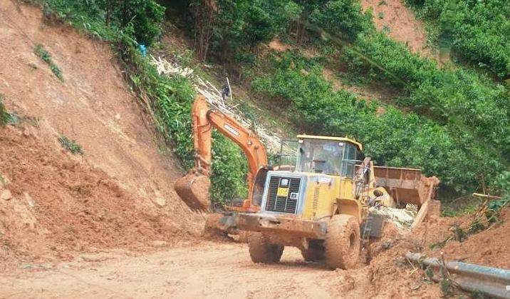 Do mưa lớn trên diện rộng rất nhiều điểm có nguy cơ sạt lở đất tại các huyện miền núi của tỉnh Quảng Nam và Quảng Ngãi