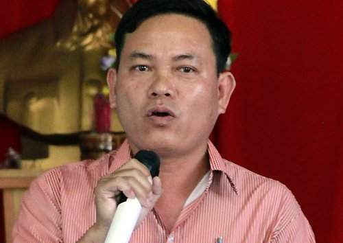 Ông Lê Tấn Thịnh - Trưởng công an xã Quảng Điền, huyện Krông Ana trực tiếp xin lỗi tiểu thương và nhân dân địa phương