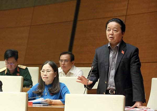Bộ trưởng Trần Hồng Hà làm rõ vấn đề ĐBQH nêu về môi trường khu công nghiệp. Ảnh: Quốc Khánh