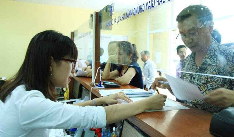 Người dân làm thủ tục cấp sổ đỏ tại Văn phòng đăng ký đất đai Hà Nội. Ảnh: Công Hùng
