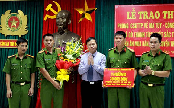 Phó Chủ tịch UBND tỉnh Hưng Yên trao thưởng cho cán bộ chiến sĩ phòng PC 47