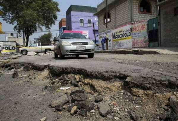 Con đường bị phá hủy do trận động đất vào ngày 19/9/2017 được chụp trong khu phố Colonia del Mar ở Tlahuac, Mexico vào ngày 18/10/2017. Ảnh: REUTERS / Henry Romero