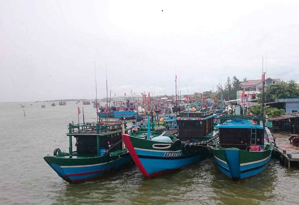 Do ảnh hưởng của áp thấp nhiệt đới, tỉnh Thừa Thiên Huế nghiêm cấm tàu thuyền ra khơi đánh bắt