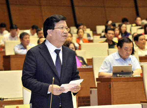 Phó Thủ tướng Chính phủ Trịnh Đình Dũng phát biểu trước Quốc hội sáng 2/11. Ảnh: daibieunhandan.vn