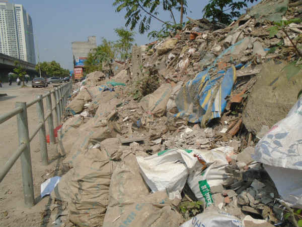 Đất dự án trên đường Nguyễn Xiển thành bãi tập kết rác