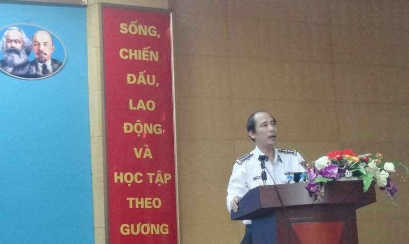 Ông Nguyễn Quốc Khánh, Vụ trưởng Vụ Pháp chế Bộ tư lệnh Cảnh sát biển phát biểu tại Hội nghị 