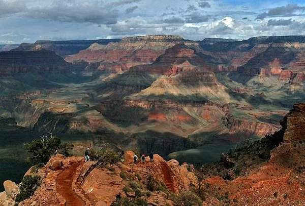 Vòng cung phía bắc (North Rim) của Grand Canyon ở Arizona, Mỹ. Các quan chức liên bang đang đề xuất bãi bỏ lệnh cấm khai thác mỏ mới cho việc khai thác uranium từ đất công cộng bên ngoài Vườn Quốc gia Grand Canyon ở miền Bắc Arizona. Ảnh: AP /Rick Hossman
