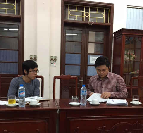 Ông Phạm Quang Thành (ảnh phải) – phó trưởng phòng Quản lý ngân sách, Sở Tài chính tỉnh Hòa Bình