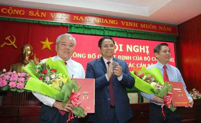 Đồng chí Phạm Minh Chính, trao Quyết định và tặng hoa đồng chí Nguyễn Văn Thể và đồng chí Phan Văn Sáu