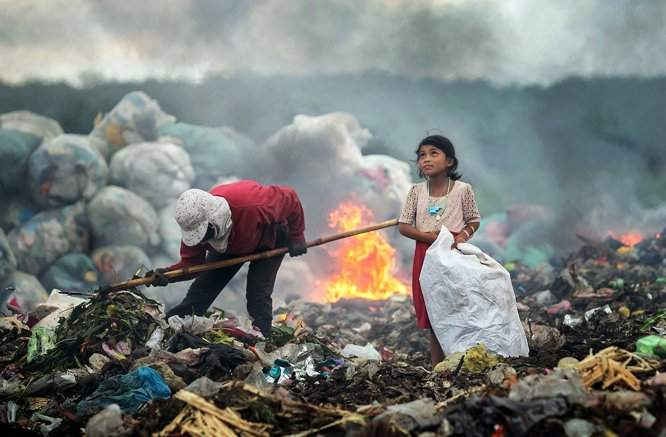 Tác phẩm “Đôi mắt đầy hy vọng của bé gái mưu sinh trên bãi rác”