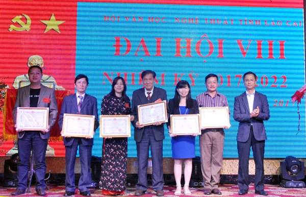 Lãnh đạo UBND tỉnh trao giải cho các tác giả đạt giải VHNT Phan Xi Păng tỉnh Lào Cai năm 2017.