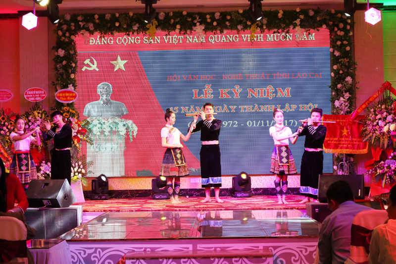 Các tiết mục văn nghệ chào mừng lễ kỷ niệm 45 năm và đại hội lần VIII của VHNT Lào Cai.