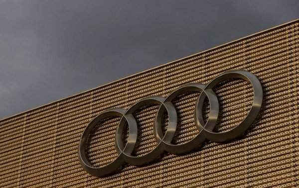 Logo của hãng sản xuất ô tô Đức Audi được trưng bày tại tòa nhà của một đại lý ô tô ở Duebendorf, Thụy Sỹ vào ngày 22/11/2016. Ảnh: REUTERS / Arnd Wiegmann