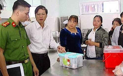 Đoàn công tác kiểm tra đột xuất tại trường mầm non Hoàng Liệt phát hiện rau mùng tơi dương tính với chất bảo vệ thực vật.