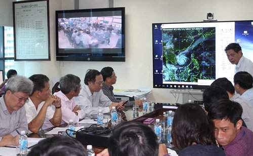 Cuộc họp trực tuyến tại  về cơn bão số 12 tại trung tâm Dự báo Khí tượng Thủy văn Trung ương.
