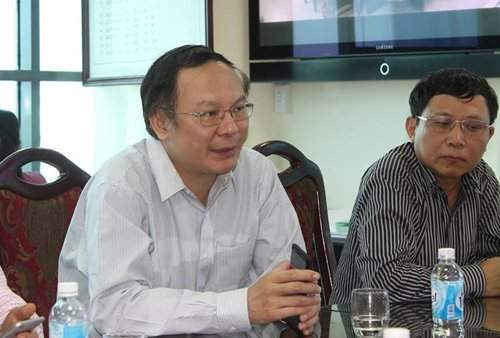 Ông Lê Công tổng Giám đốc trung tâm Dự báo Khí tượng Thủy văn Trung ương chủ trì cuộc họp trực tuyến.