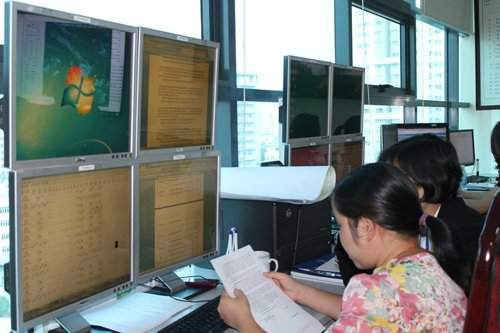 Các nhân viên ở trung tâm Dự báo Khí tượng Thủy văn Trung ương đang cập nhật thông tin về tình hình bão số 12 Con Voi.
