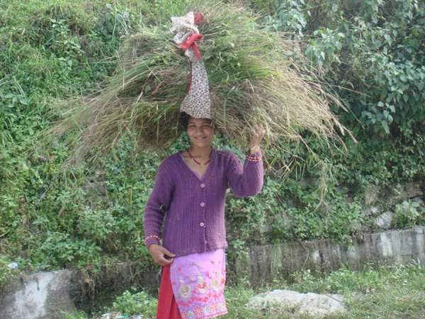 Phụ nữ là đối tượng chịu ảnh hưởng nặng nề của công việc nông nghiệp ở những vùng núi Nam Á. Ảnh: Juhi Chaudhary