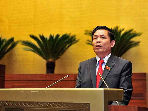 thừa ủy quyền của Thủ tướng Chính phủ, Bộ trưởng Bộ GTVT Nguyễn Văn Thể trình bày Tờ trình về chủ trương đầu tư xây dựng một số đoạn đường bộ cao tốc trên tuyến Bắc - Nam 