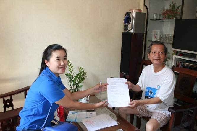 Cán bộ Tổng Công ty cấp nước Sài Gòn ký kết với các hộ gia đình hạn chế sử dụng nước ngầm