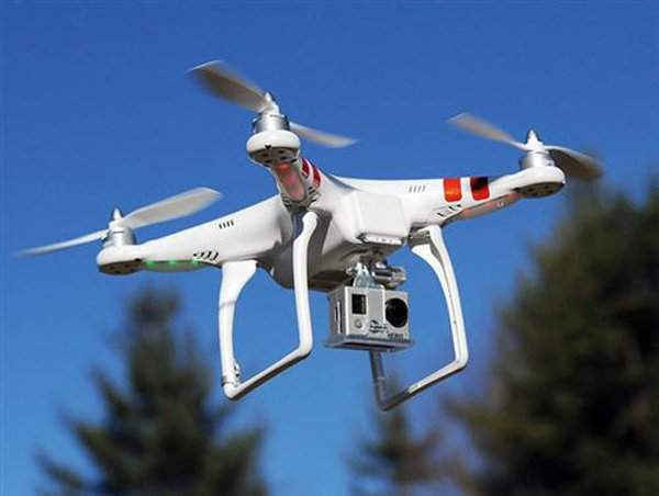 - Flycam – một loại phương tiện bay không người lái siêu nhẹ đang ngày càng được sử dụng phổ biến nhưng người sử dụng đều chưa quan tâm đến việc xin cấp phép theo quy định của pháp luật. (Ảnh: Internet)
