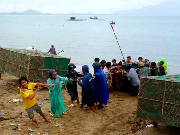 Tỉnh Ninh Thuận vẫn đang khẩn trương kêu gọi những tàu thuyền về cảng neo đậu