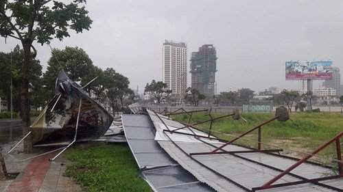 Gió bão Con Voi quật ngã nhiều pano trên đường Đà Nẵng