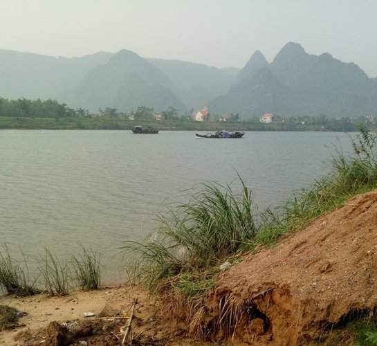 Hàng loạt tàu thuyền đua nhau hút cát tại xã Mai Hóa