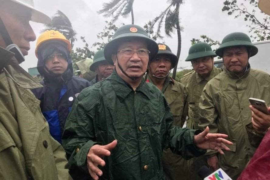 Phó Thủ tướng Trịnh Đình Dũng chỉ đạo công tác chống bão tại Khánh Hòa. Ảnh: VGP