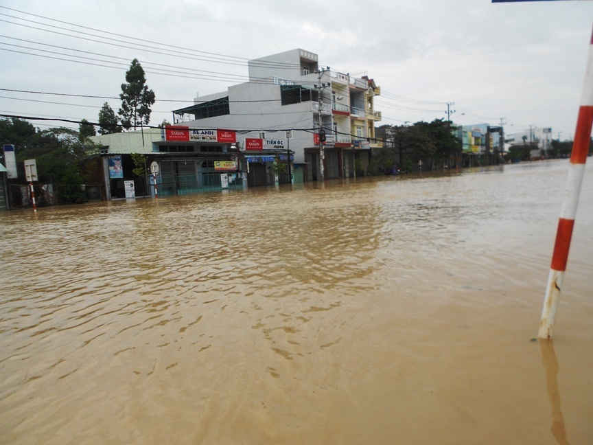 Nước lũ trên sông Hà Thanh lên quá nhanh gây ngập và chia cắt nhiều khu dân cư nằm dọc sông ở phường Trần Quang Diệu (TP Quy Nhơn). 