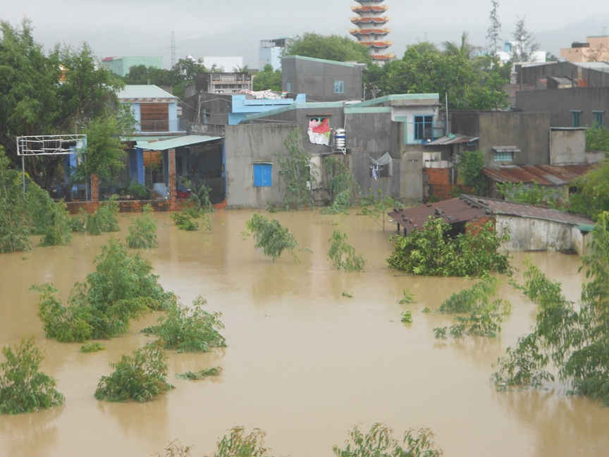 Người dân thôn Vân Hội 2, thị trấn Diêu Trì (Tuy Phước) bị nước lũ bao vây. 