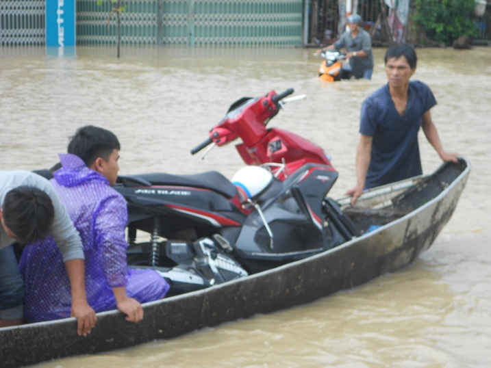 Sõng là phương tiện cứu sinh để giúp người dân qua đoạn đường ngập sâu trên đường Hùng Vương, đoạn tiếp giáp ngã 3 Long Vân (TP Quy Nhơn).