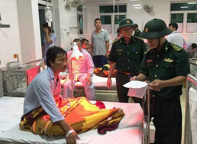 Cơ quan chức năng tỉnh Bình Định thăm hỏi thuyền viên bị nạn trên biển do bão số 12