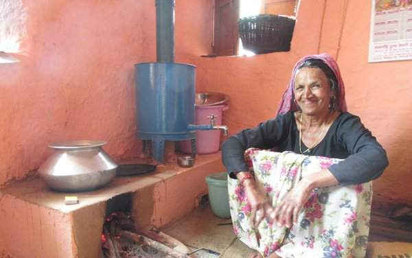 Hình ảnh bà Bimla kothari ngồi bên bếp nấu không khói Heera Chulha của bà. Ảnh: WAFD
