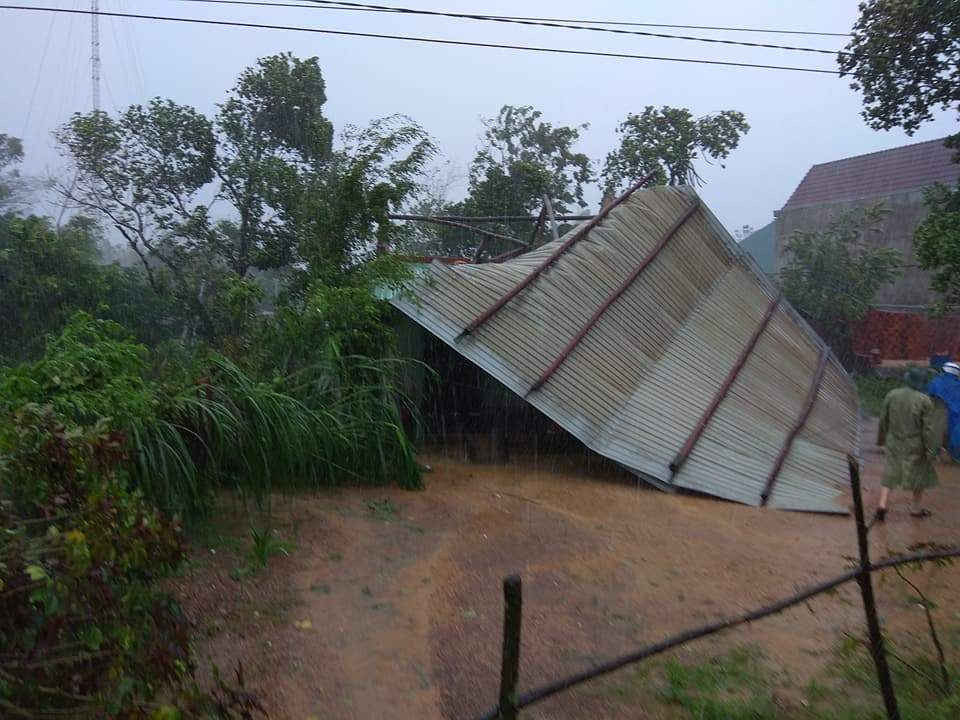 Hàng trăm ngôi nhà bị tốc mái, bay tôn do mưa bão
