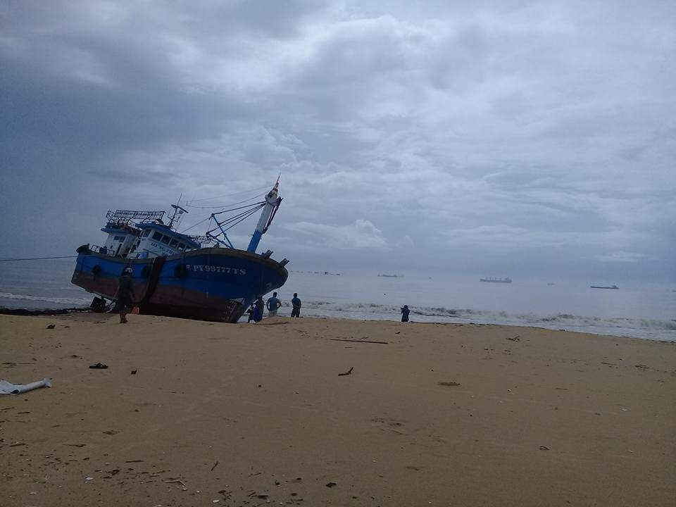 Chiếc tàu cá ở Phú Yên bị đánh dạt vào bờ biển Quy Nhơn ngày 4/11