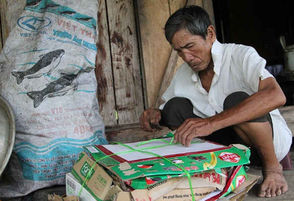 “Cựu binh” Lương Văn Xin năm nay 73 tuổi, hàng ngày đi nhặt, mua phế liệu bán lại để kiếm sống qua ngày
