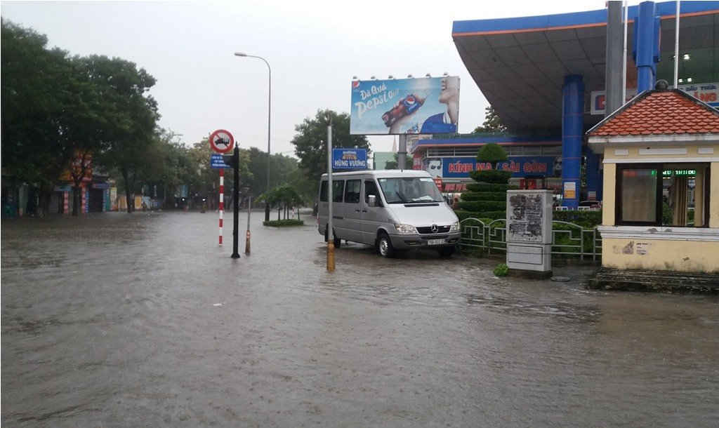Nước ở đường Hùng Vương sắp tràn vào cây xăng
